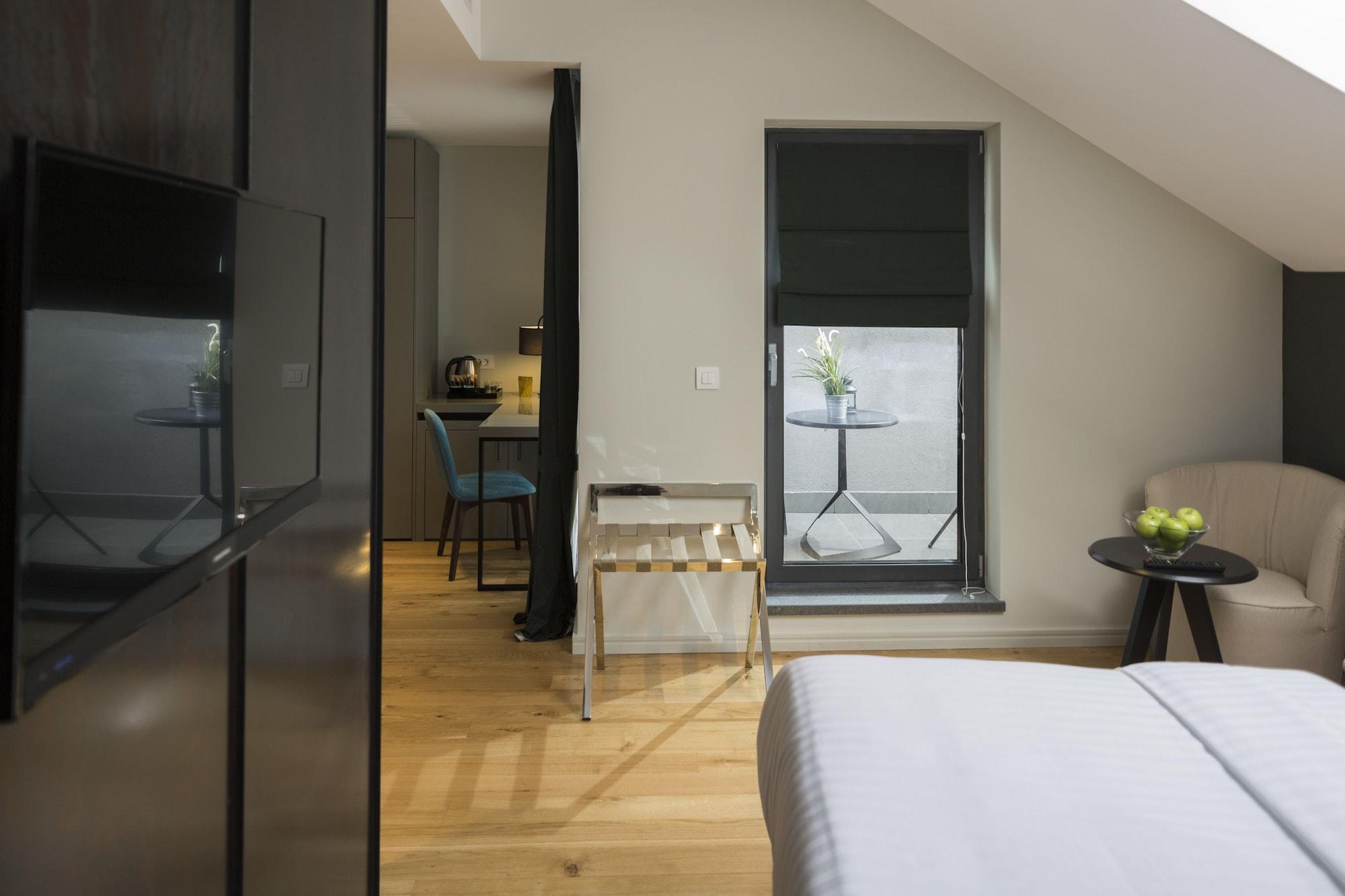 Livris Hotel Загреб Екстериор снимка